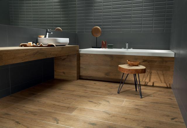 Urządzamy ciepłą, naturalną i przytulną łazienkę z płytkami inspirowanymi drewnem