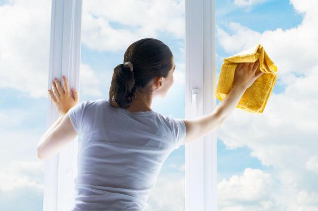 Sprzątamy: Jak szybko i skutecznie wyczyścić okno w kuchni?