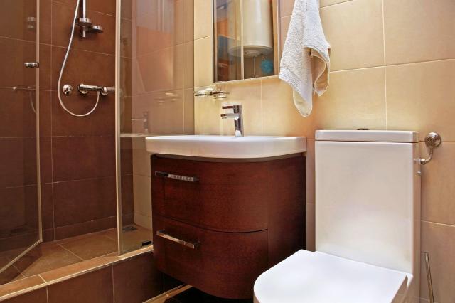 Mała łazienka: Jak urządzić małą łazienkę tak, by była wygodna i funkcjonalna?