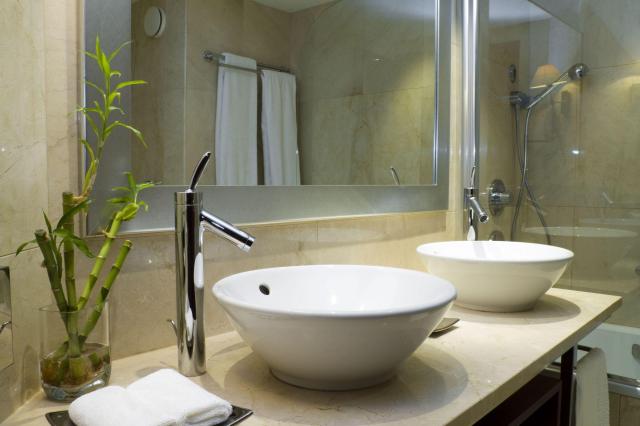 Kilka praktycznych porad na to, jak odświeżyć wygląd łazienki